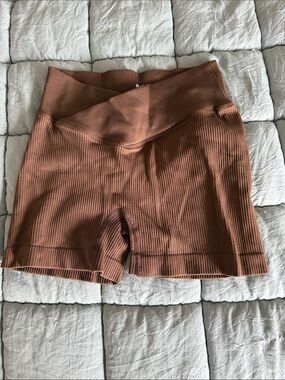 Ribbed High-Waist Bike Shorts in Chocolate Brown